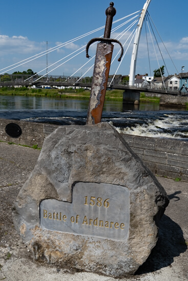Gedenkstein an der Salmon Weir Bridge