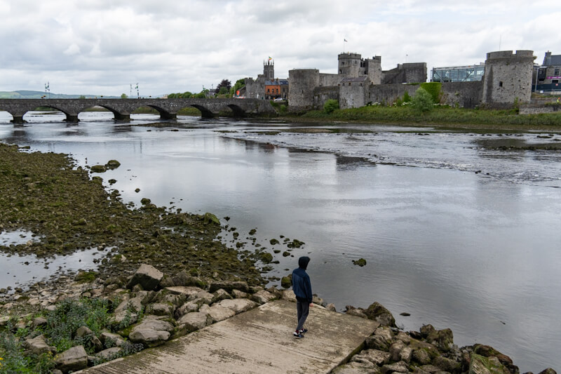 Blick über den River Shannon auf das Sir John`s Castle