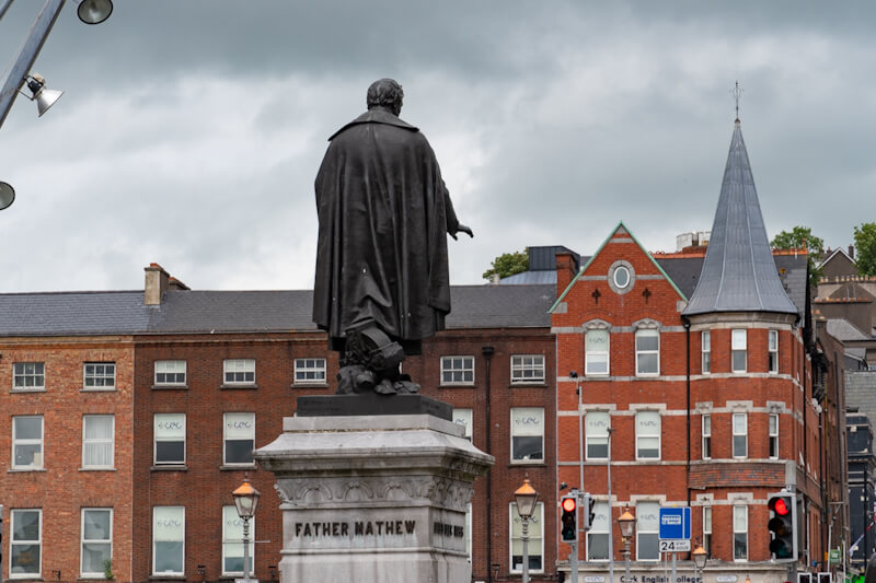 Statue am River Lee