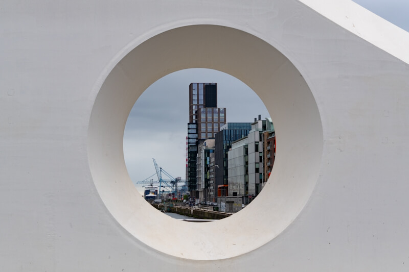 Blick durch die Samuel Beckett Bridge Richtung Hafen