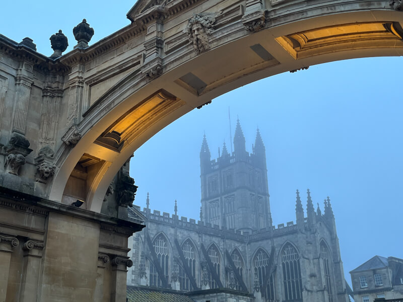 Blick vom Archway auf Bath Abbey