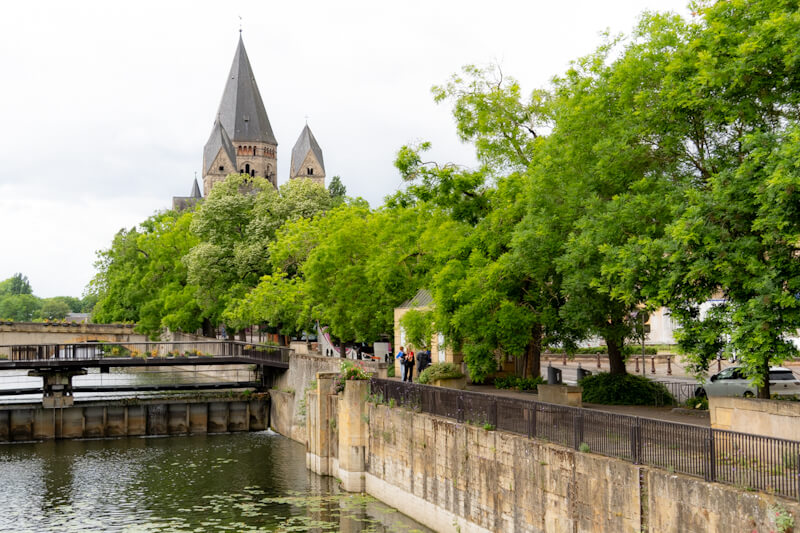 Am Ufer der Place de la Comédie