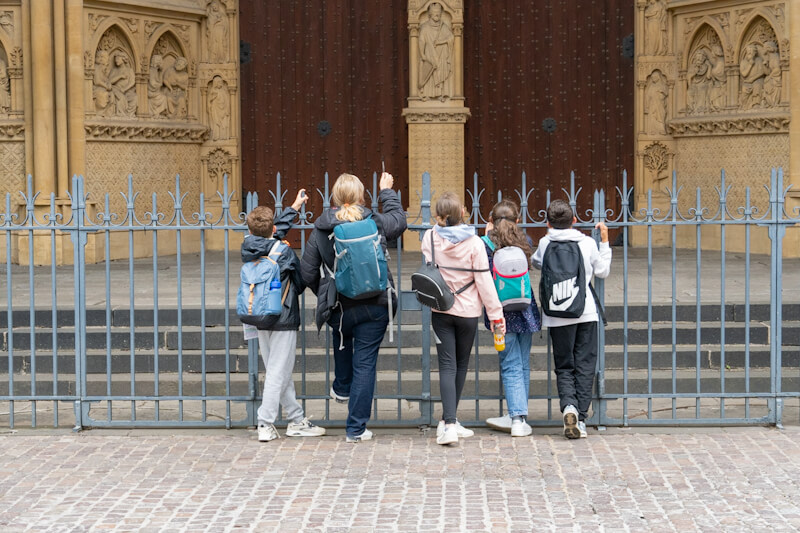 Staunend an der Kathedrale